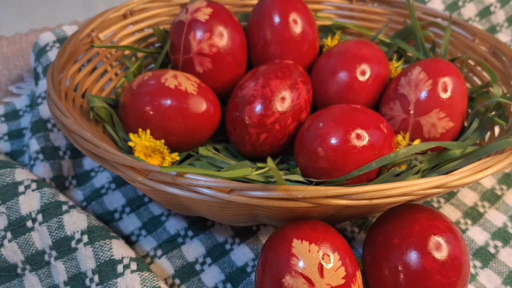 Ouăle de Paște pot fi vopsite în mod tradițional folosind metode naturale, ușor de pus în practică acasă, cu ingrediente simple