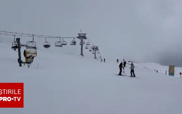 Pârtii deschise de Paște la 2000! Zăpadă „impecabilă” pentru schiori