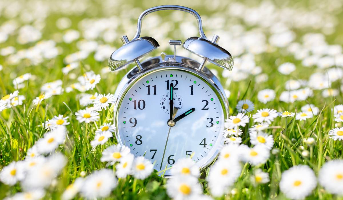 Cum să-ți adaptezi corpo­lul la ora de vară și să-ți resetezi axa intestin-creier pentru a scăpa de oboseală și disconfort digestiv