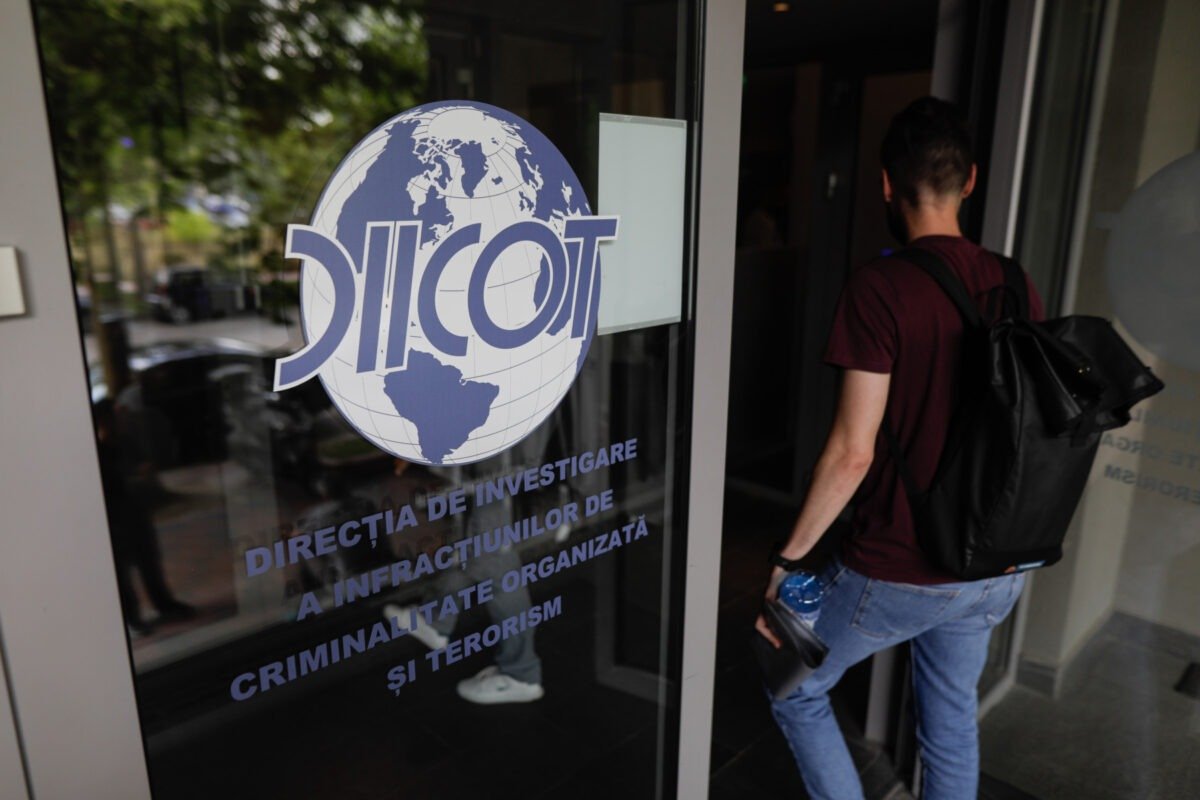 Cei doi tineri ucraineni acuzați că au plasat dispozitive incendiare la sediul unei firme de curierat din București în luna octombrie 2025 au fost trimiși în judecată, a anunțat luni DIICOT