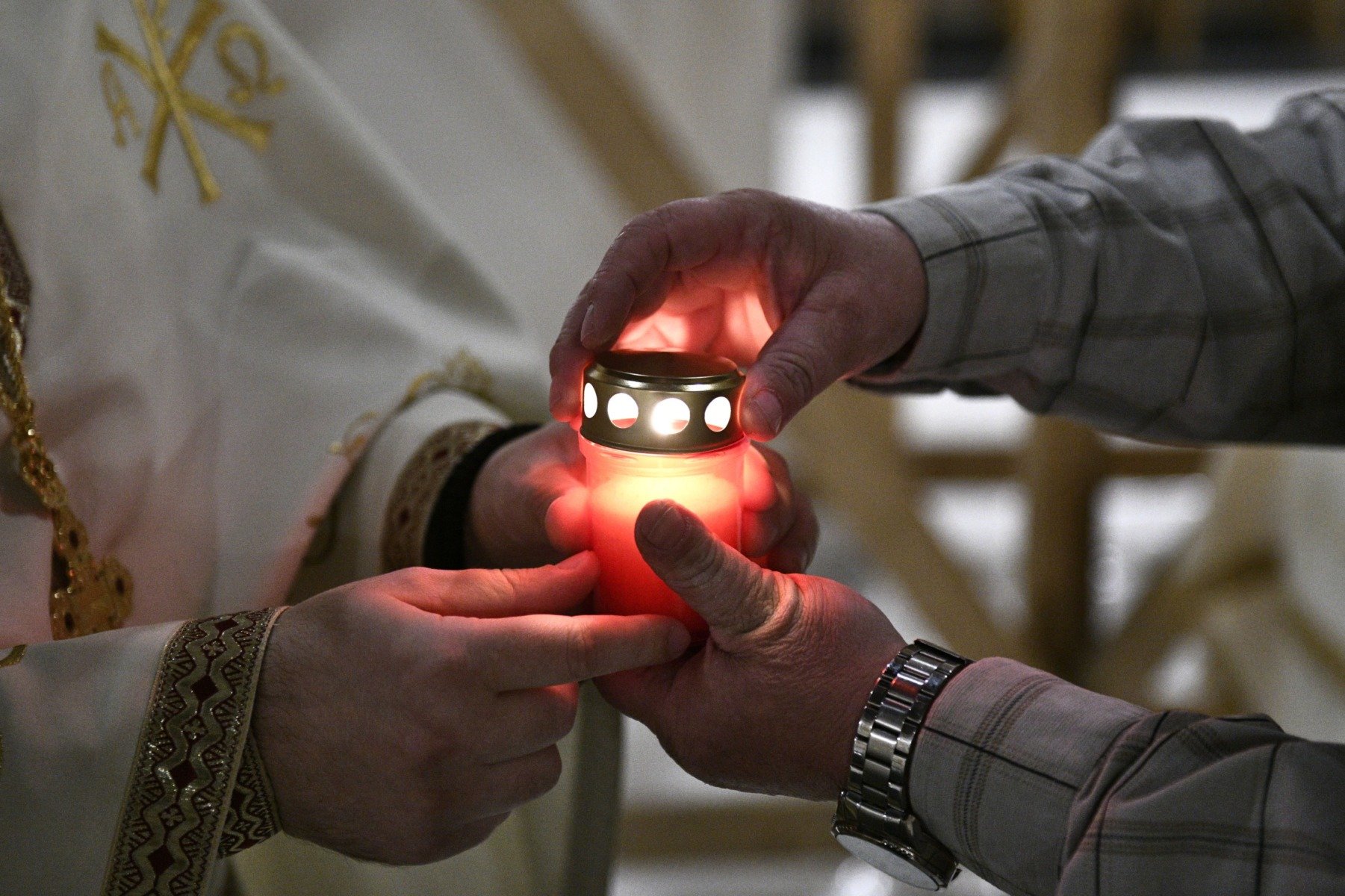 Sfânta Lumină de la Ierusalim va fi adusă în România cu o cursă specială în Sâmbăta Mare, după obținerea unui acord comun între autoritățile române și cele israeliene