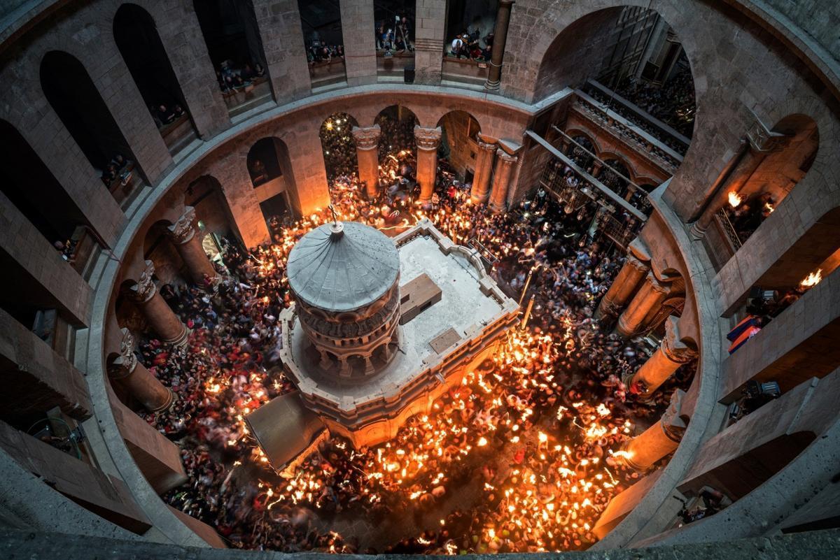 Sfânta Lumină a venit la Ierusalim: Când ajunge în România