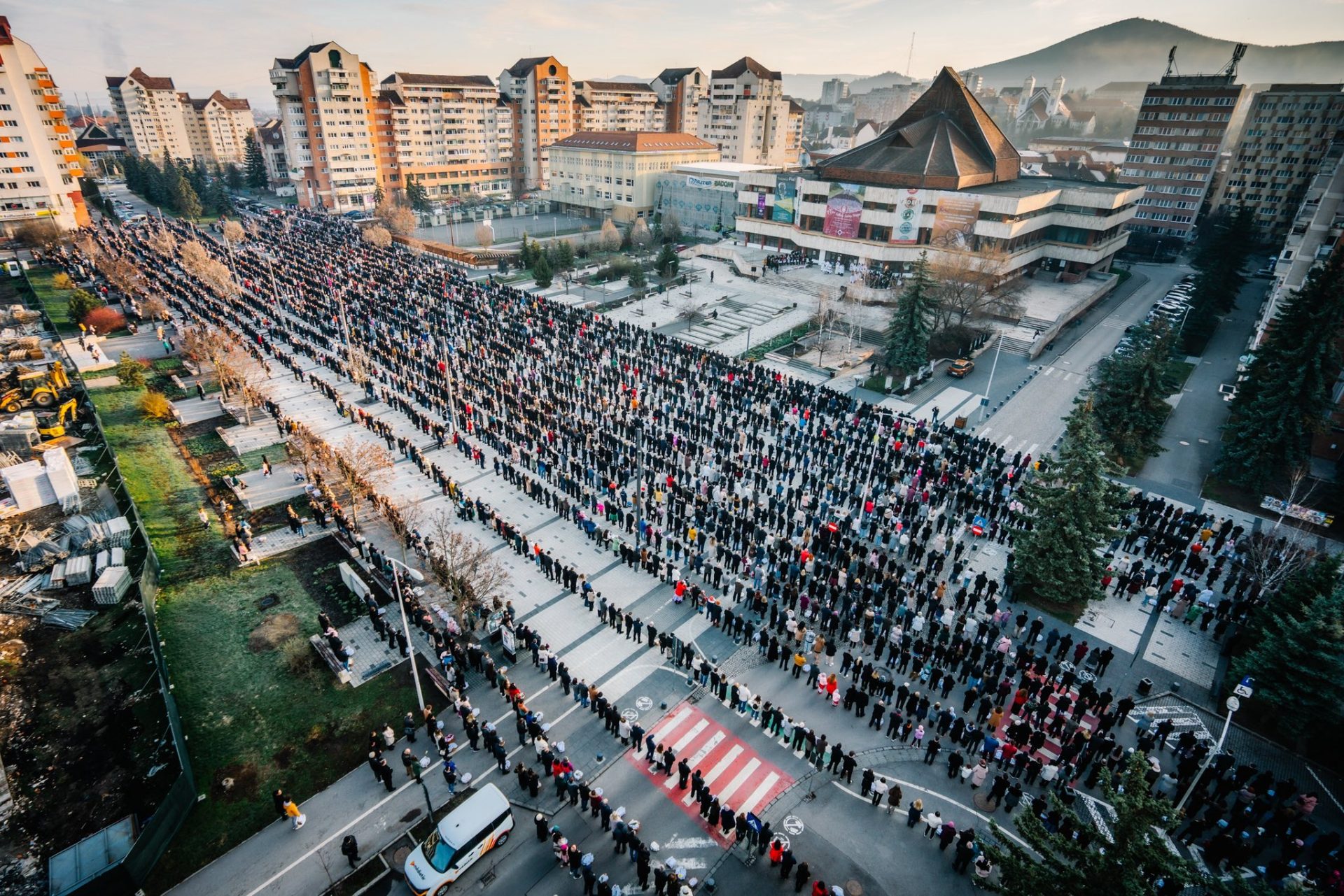 Mii de credincioși s-au reunit duminică în centrul orașului Miercurea Ciuc pentru a participa la tradiția binecuvântării bucatelor, o practică cu rădăcini care datează din secolul al VII-lea