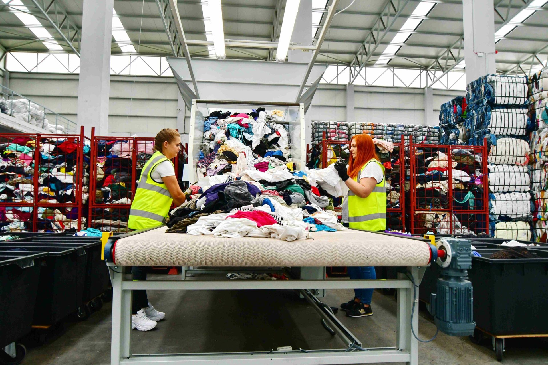 Ministerul Mediului propune reguli mai dure pentru importurile de textile reutilizabile, stârnind critici din partea industriei O propunere de Ordonanță de Urgență (OUG) elaborată de Ministerul Mediului, în colaborare cu Ministerul Economiei, vizează înăsprirea condițiilor de import pentru produsele reutilizabile, inclusiv textile