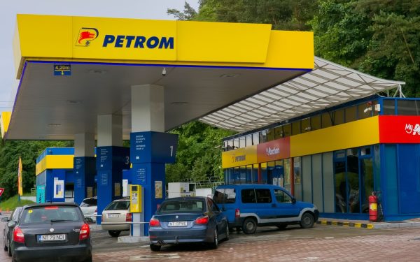 Motorina și benzina sfidează prețurile: Cât plătești la pompă azi?