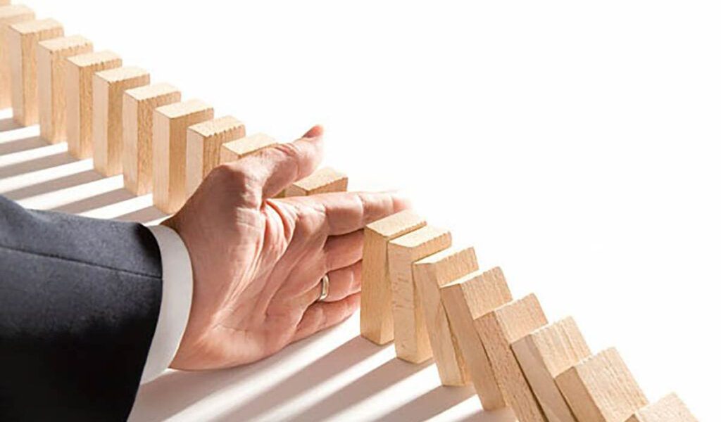 Ce fac Inteligenții în criză: 10 strategii anti-panică, testate de Donald Trump și Mircea Lucescu