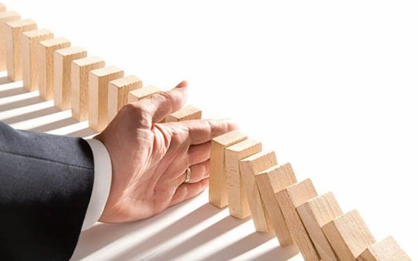 Ce fac Inteligenții în criză: 10 strategii anti-panică, testate de Donald Trump și Mircea Lucescu