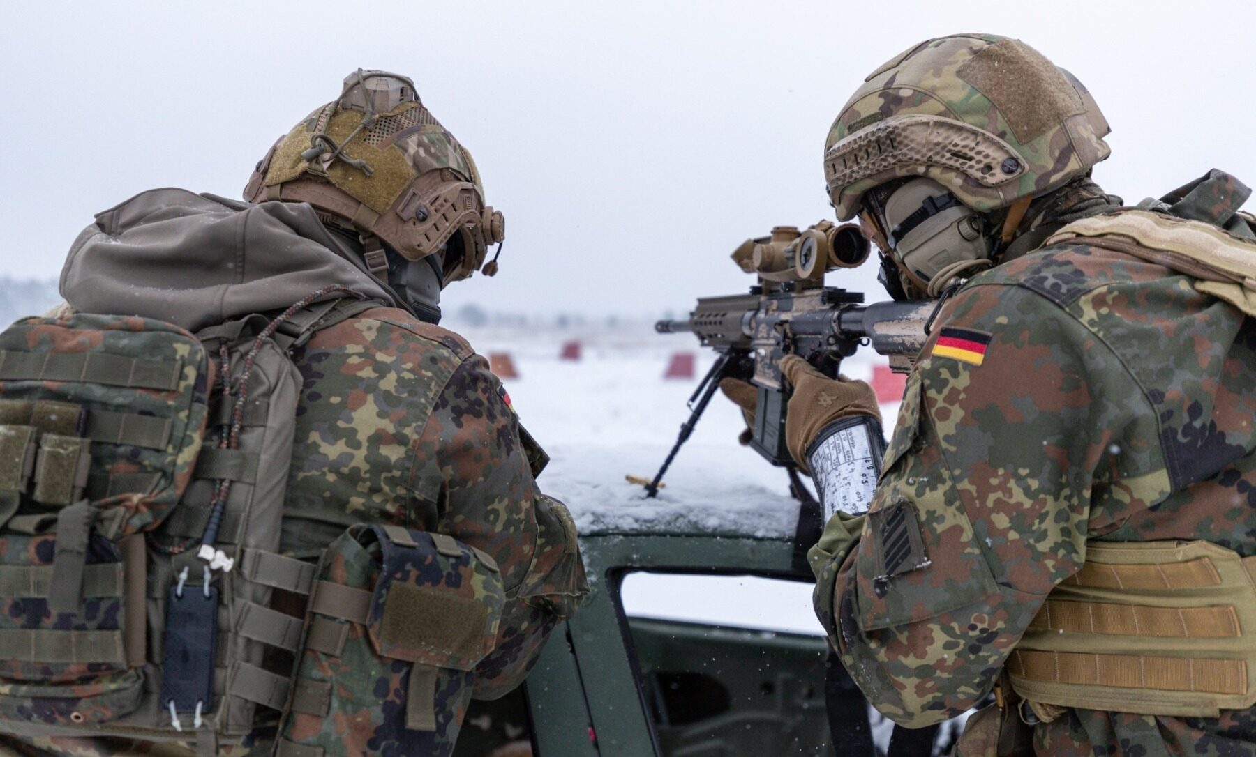 Forțele armate germane lucrează la clarificarea unei prevederi din legea privind serviciul militar, actualizată recent, care le impune cetățenilor de sex masculin cu vârste între 18 și 46 de ani să obțină aprobare de la autoritățile militare dacă intenționează să părăsească țara pentru perioade mai mari de trei luni