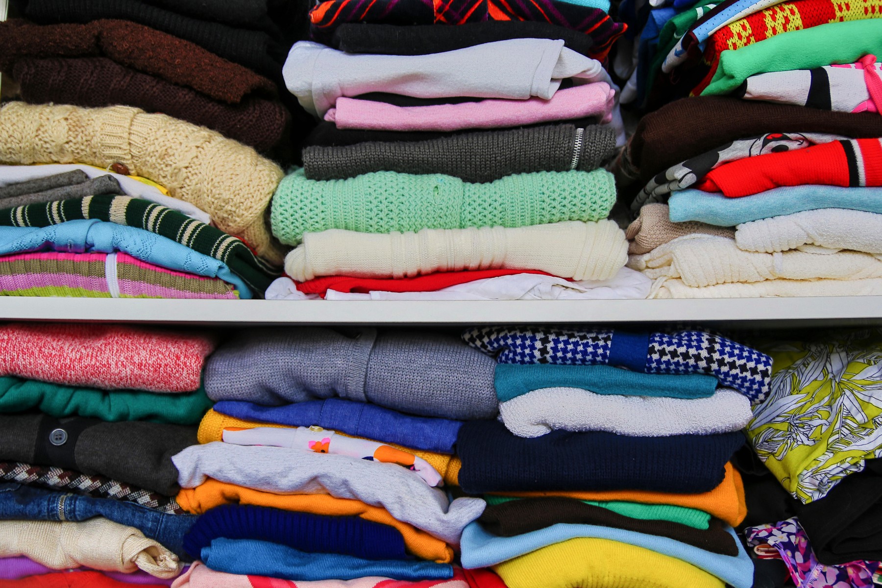 Din momentul în care hainele devin inadecvate pentru purtare, mulți se gândesc automat să le arunce, fără a lua în considerare alternativele care pot prelungi viața textilelor sau le pot transforma în resurse utile