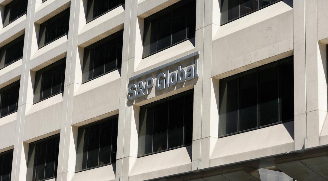 S&P păstrează ratingul României, dar menține „perspectiva negativă”