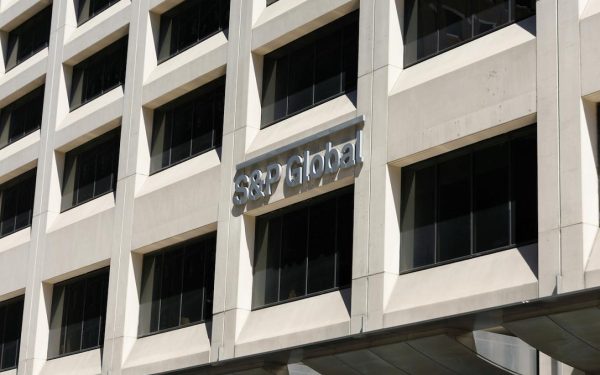 S&P păstrează ratingul României, dar menține „perspectiva negativă”