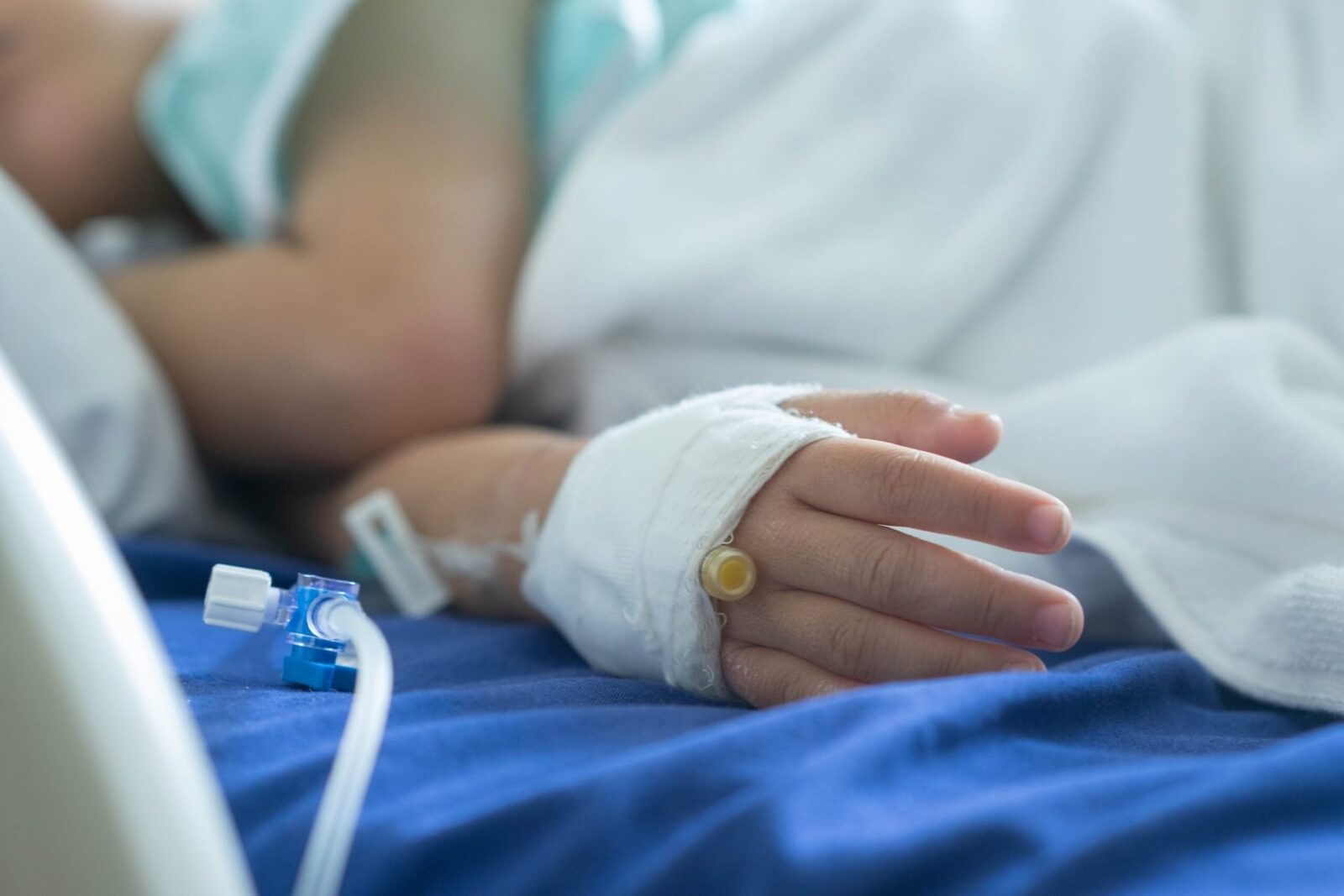 Seringi refolosite în spital: Sute de copii infectați cu HIV