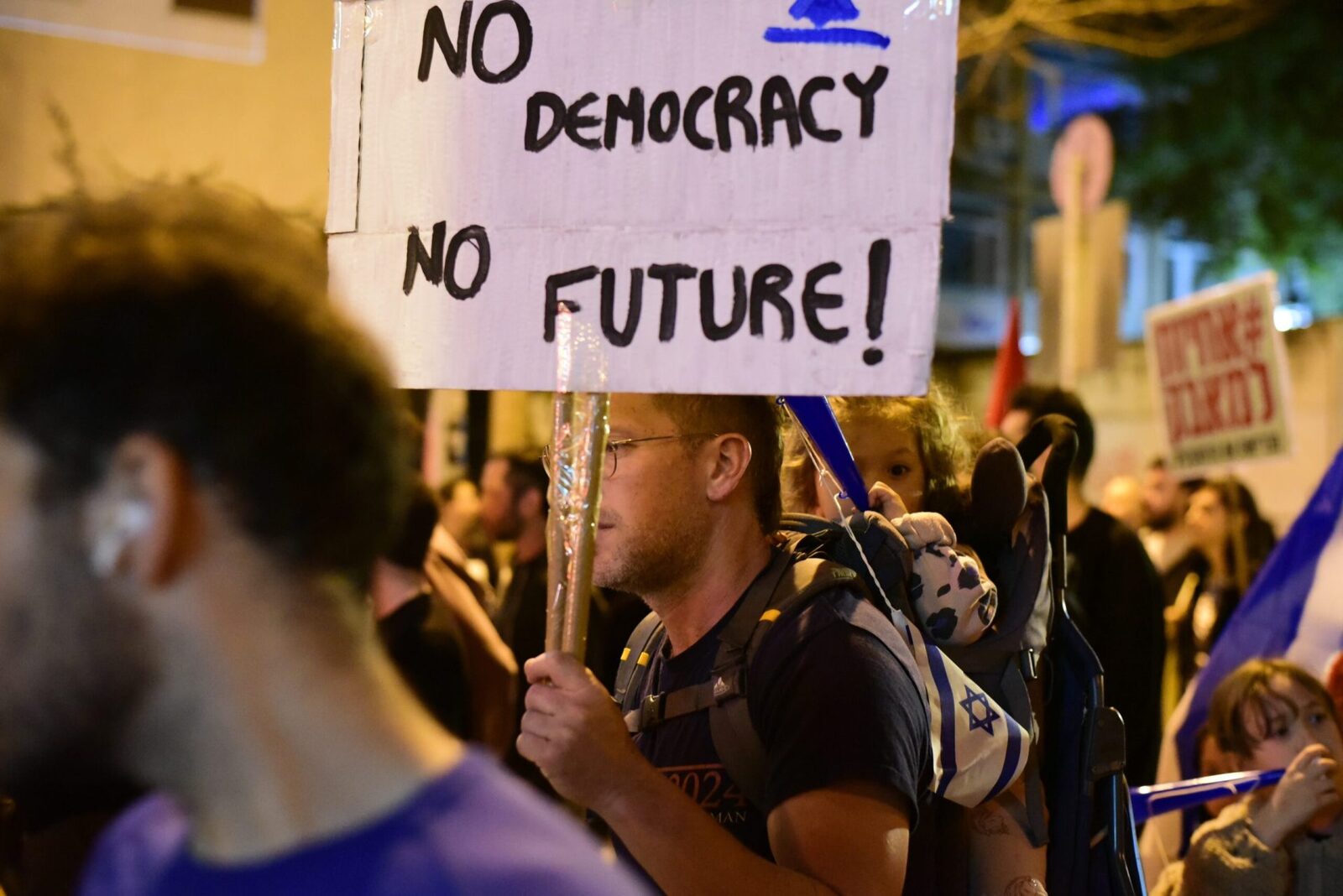 Scorul democrației globale a crescut ușor, marcând o posibilă pauză în declinul acesteia