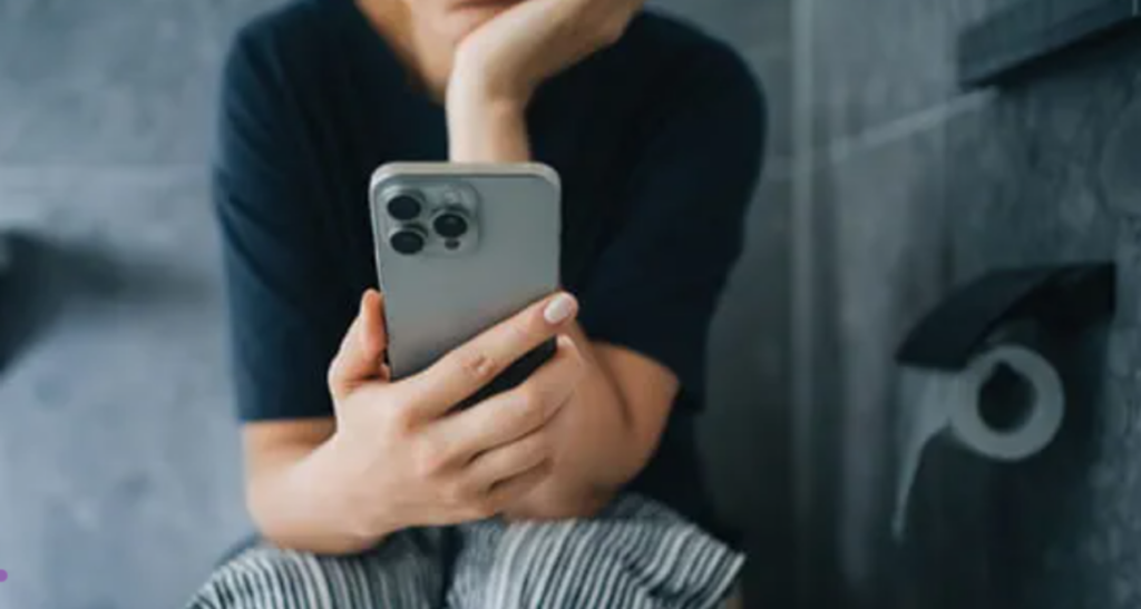 Folosirea telefonului mobil la toaletă a devenit o rutină aparent inofensivă pentru mulți români, dar specialiștii avertizează asupra riscurilor pentru sănătate