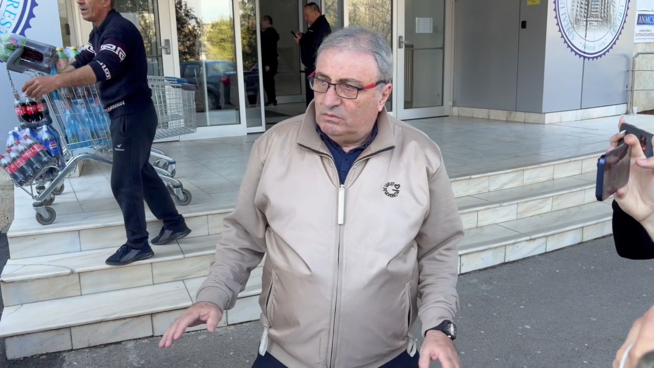 Mihai Stoichiță, directorul tehnic al Federației Române de Fotbal, a făcut în cursul după-amiezii o vizită la Spitalul Universitar pentru a-l vizita pe fostul antrenor al naționalei, Mircea Lucescu, aflat în stare de recuperare după o intervenție medicală