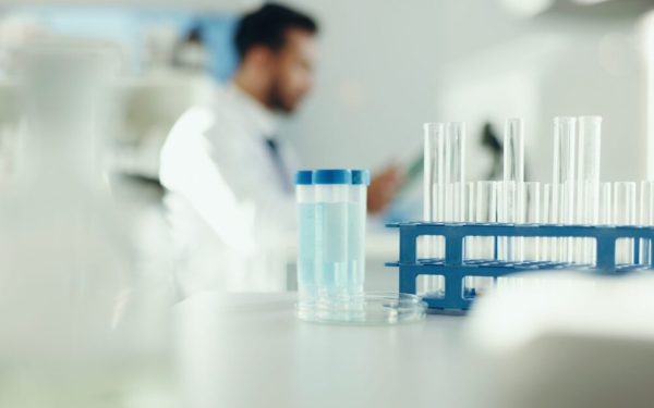 Beneficii și riscuri: De ce un studiu clinic poate schimba viața ta în România?