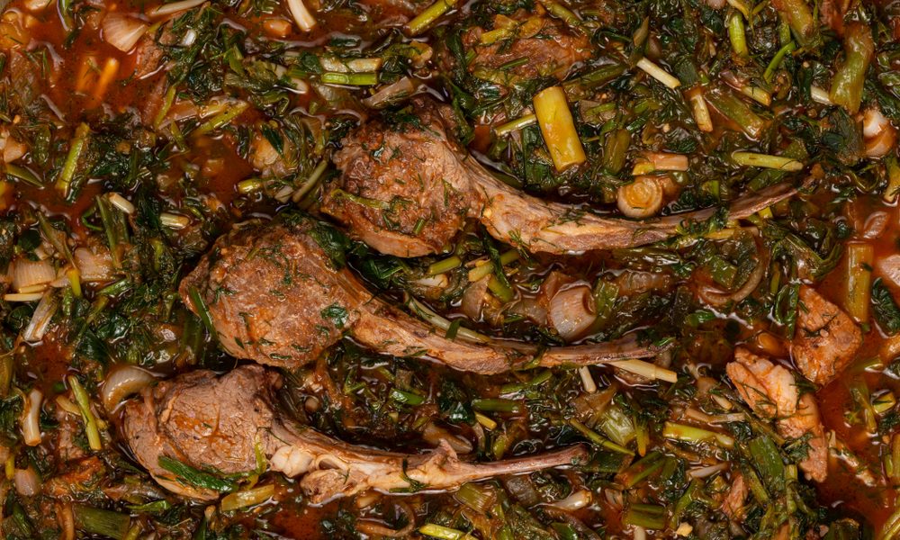 Știi ce-i bun de Paște? Rețeta de stufat de miel, aroma copilăriei în fiecare farfurie