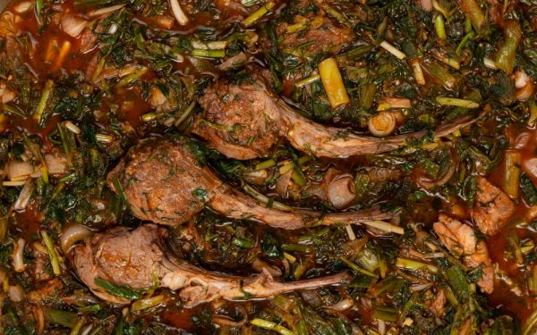 Știi ce-i bun de Paște? Rețeta de stufat de miel, aroma copilăriei în fiecare farfurie