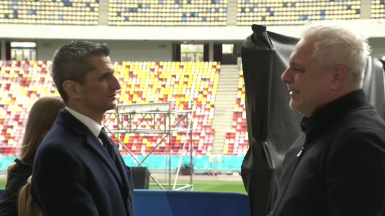 Sicriul lui Mircea Lucescu a fost depus astăzi la Arena Națională din București, oferind astfel tuturor celor care l-au admirat și iubit posibilitatea de a-i aduce un ultim omagiu legendarului fotbalist și antrenor
