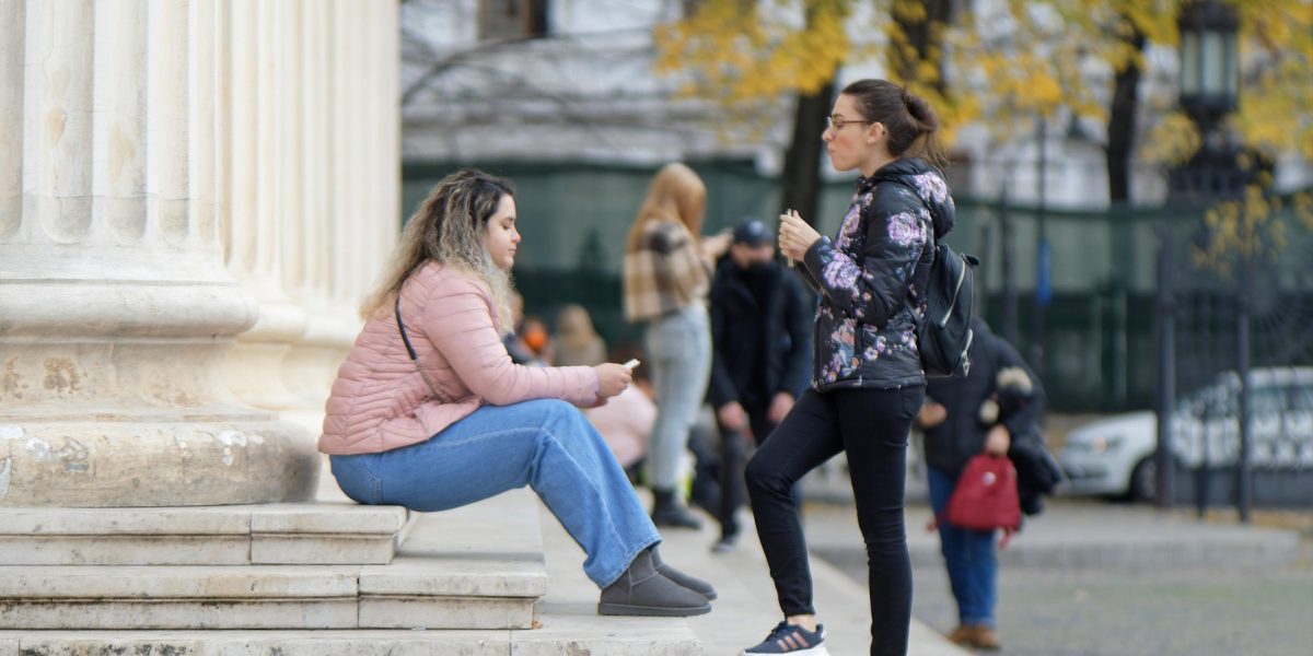 Conversația plictisitoare te scapă de ceva: beneficii neașteptate!