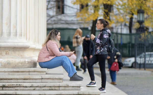 Conversația plictisitoare te scapă de ceva: beneficii neașteptate!