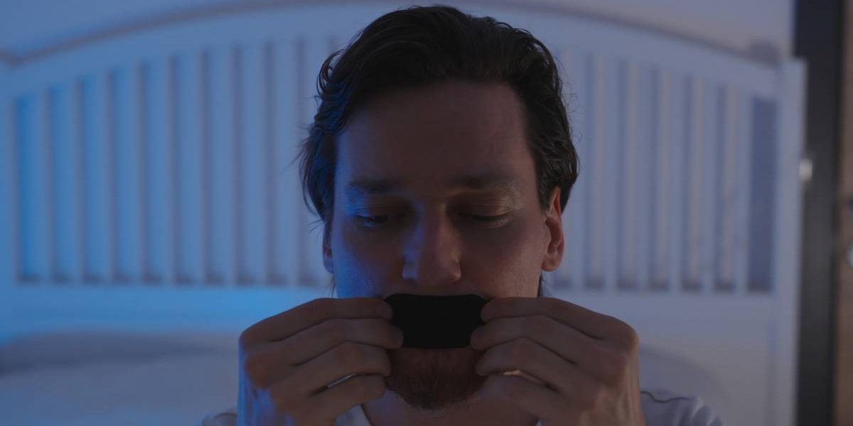 Medic șocant: Își lipește gura pentru somn neîntrerupt