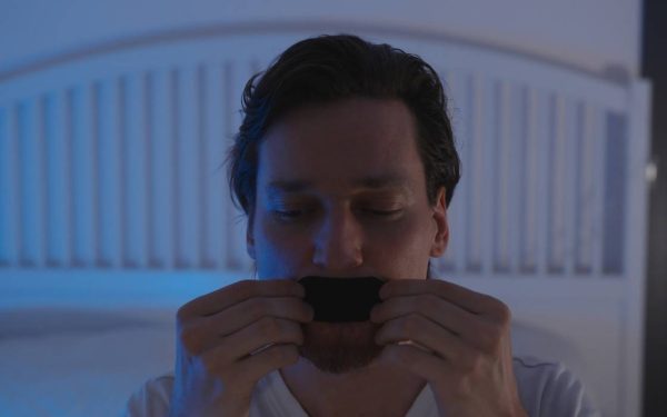 Medic șocant: Își lipește gura pentru somn neîntrerupt