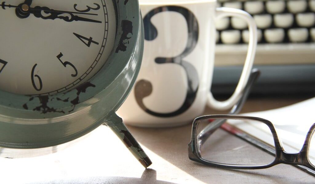 Ce faci când te trezești devreme? Trucuri utile, fără stres