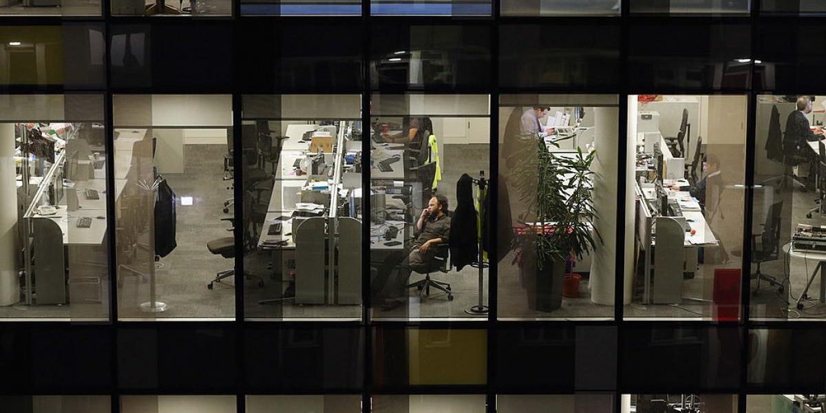 Angajat a stat 827 zile fără salariu, a dat în judecată firma și a câștigat o avere