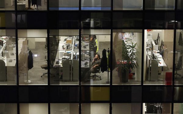 Angajat a stat 827 zile fără salariu, a dat în judecată firma și a câștigat o avere