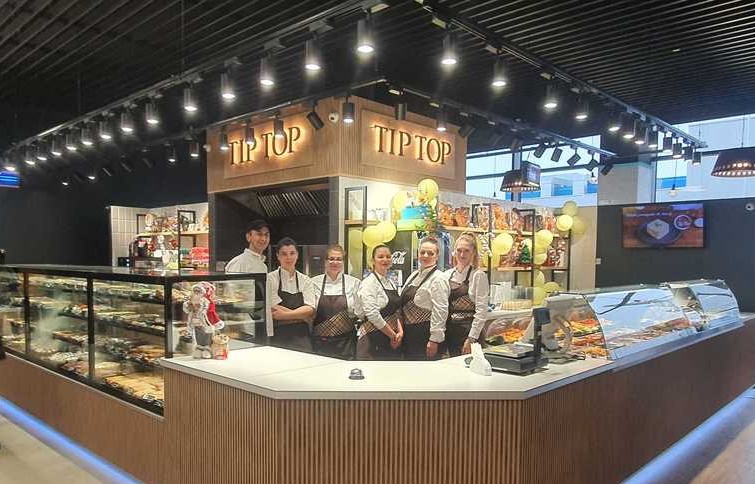 FOTO Emblematică cofetărie din București, Tip Top, se redeschide după un deceniu