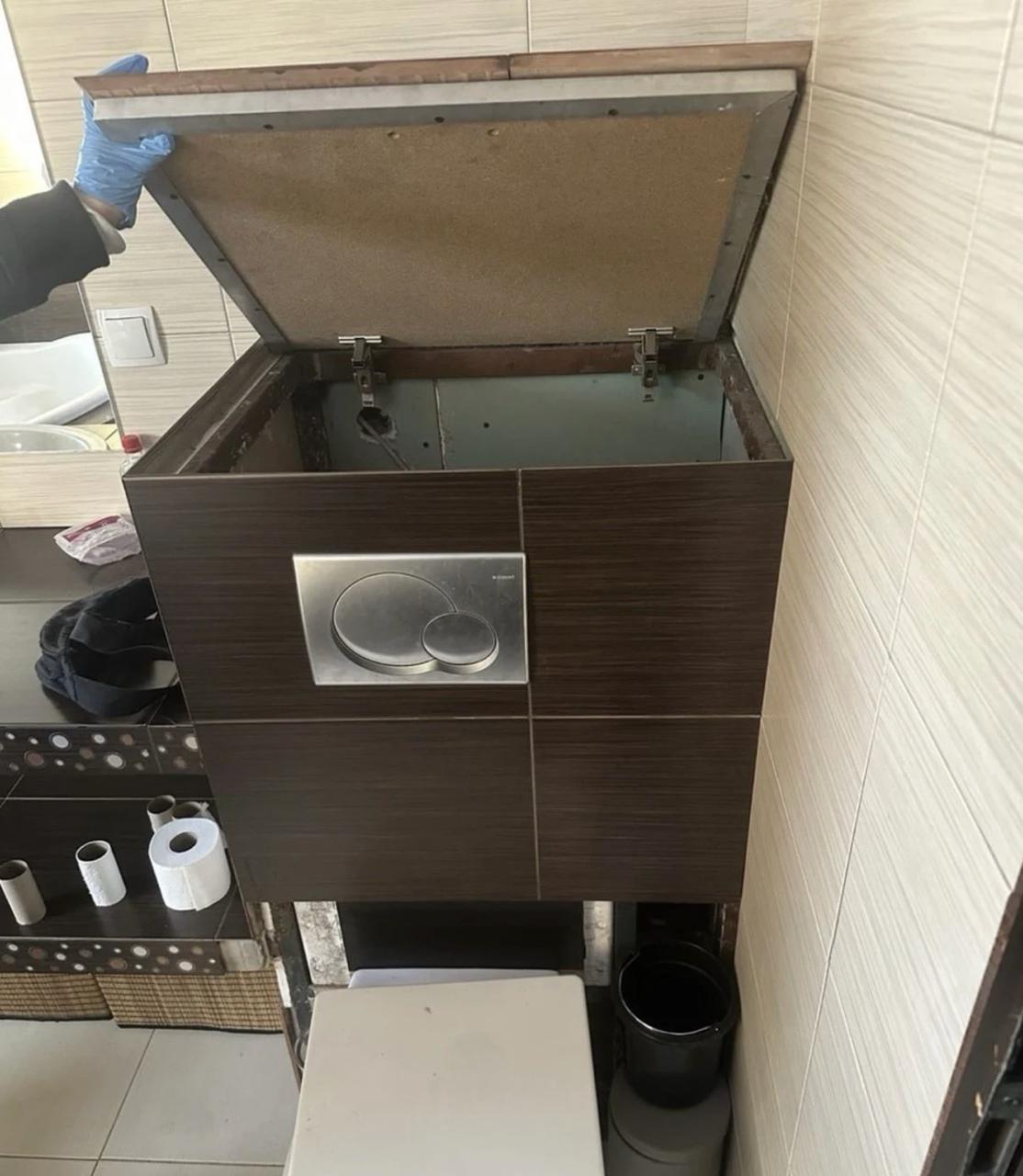 Un bărbat din Polonia a fost prins de poliție în timp ce încerca să se ascundă într-un rezervor de toaletă, în efortul de a evita executarea unei pedepse cu închisoare