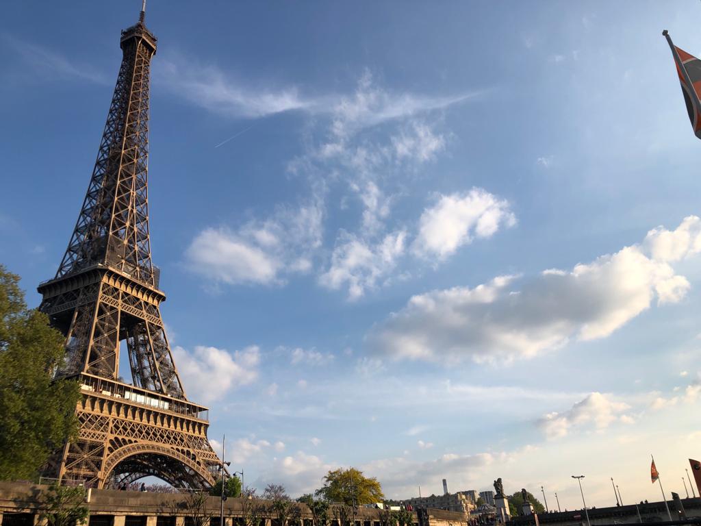 Parisul a reușit să își transforme centrul istoric într-un spațiu mai prietenos pentru pietoni și bicicliști, în ciuda unor rezistențe ample din partea celor care preferă traficul tradițional cu mașina