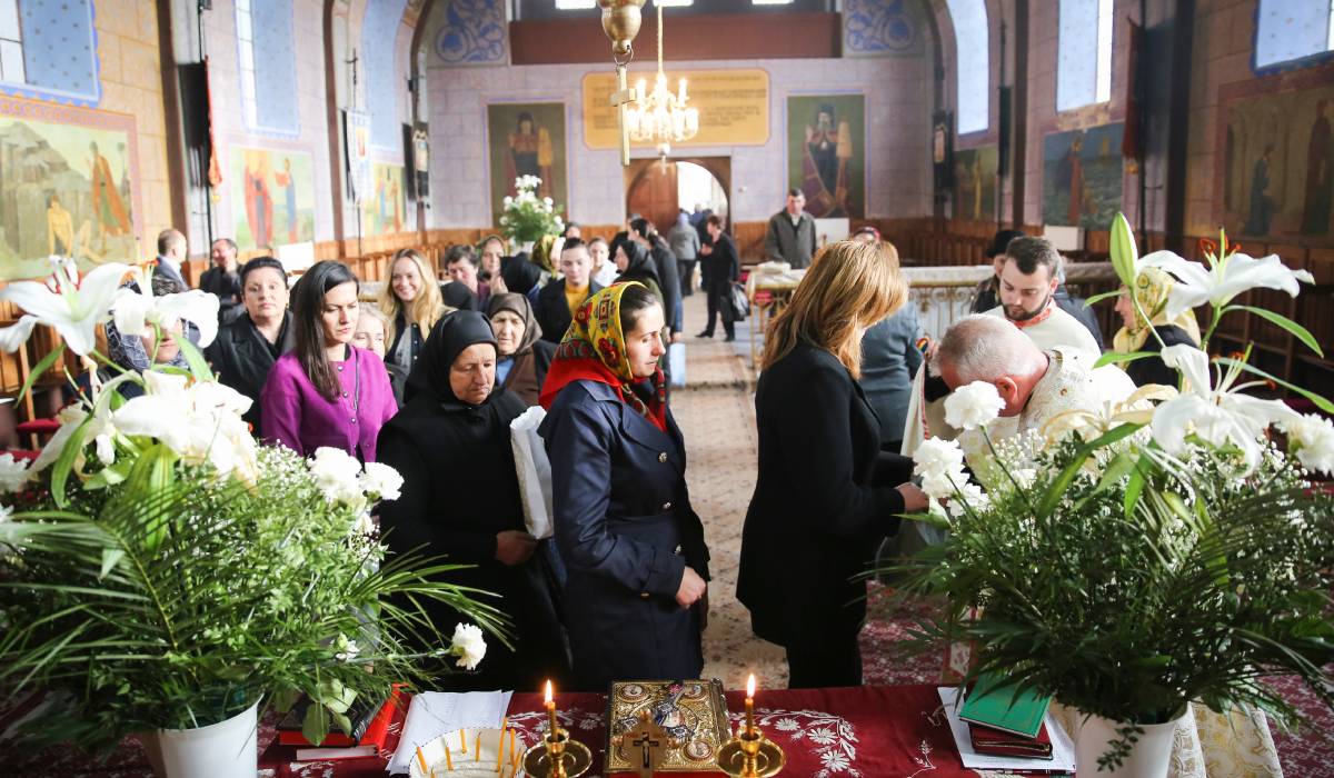 De ce își bagă românii capul sub masă de Vinerea Mare?