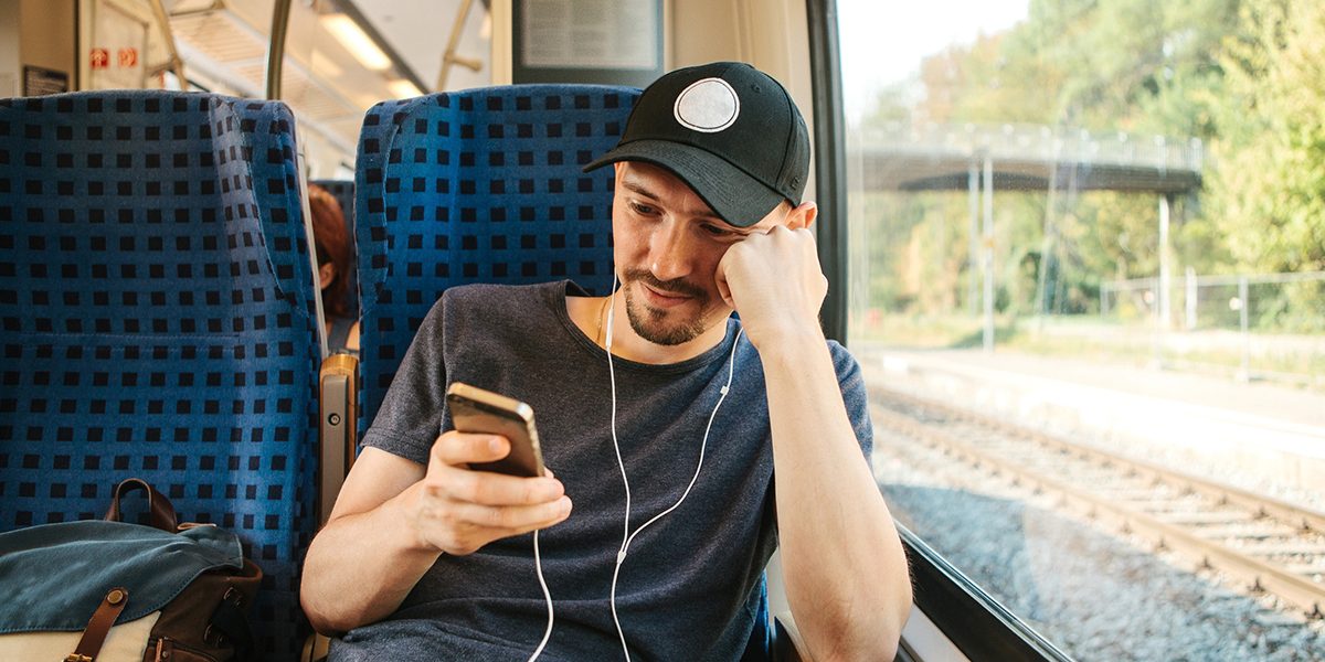 Românii, mai degrabă pe social media decât la școală: Ce arată cifrele