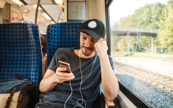 Românii, mai degrabă pe social media decât la școală: Ce arată cifrele