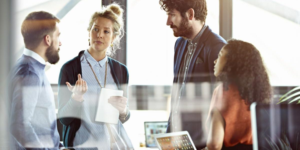 Tinerii români fug în vest: România pierde miliarde din educație