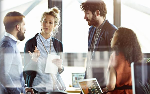 Tinerii români fug în vest: România pierde miliarde din educație