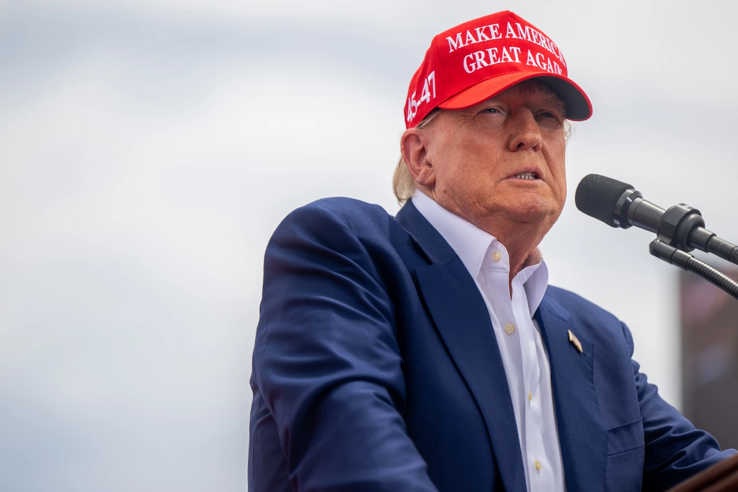 Rețea crypto, legături cu Donald Trump, anchetată pentru escrocherii online
