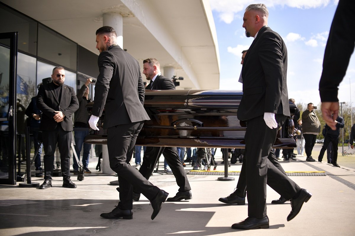 Sicriul lui Mircea Lucescu a fost depus pe Arena Națională, sute de oameni urmând să-i aducă un ultim omagiu