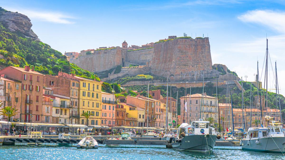 Corsica, blocată: Turiștii, captivi din cauza protestelor pe fondul scumpirii motorinei