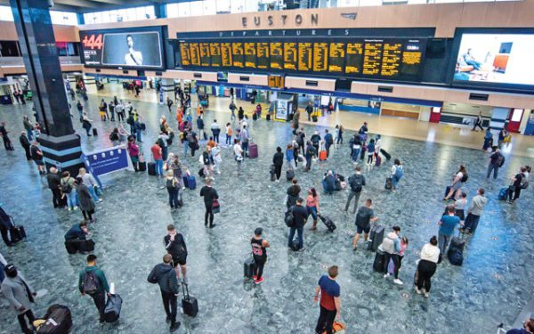 Cheltuieli pe minus în România, dar PLUS 15% pe vacanțe în străinătate