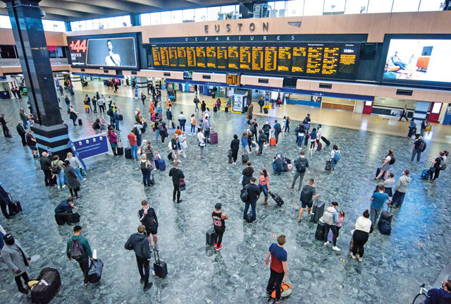 Cheltuieli pe minus în România, dar PLUS 15% pe vacanțe în străinătate