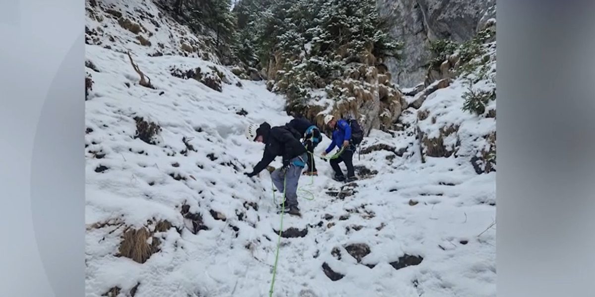 Turiști, salvați din Piatra Craiului: S-au târât pe gheață să nu cadă