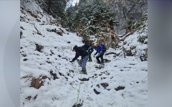 Turiști, salvați din Piatra Craiului: S-au târât pe gheață să nu cadă