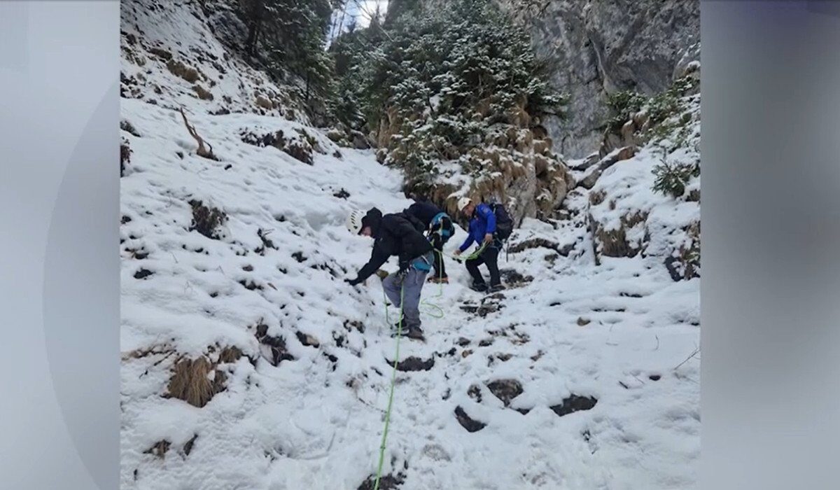 Turiști, salvați din Piatra Craiului: S-au târât pe gheață să nu cadă