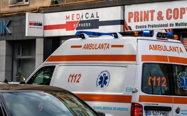 Copil de 6 ani, salvat miraculos de pe fereastră în Vâlcea, în seara de Paște