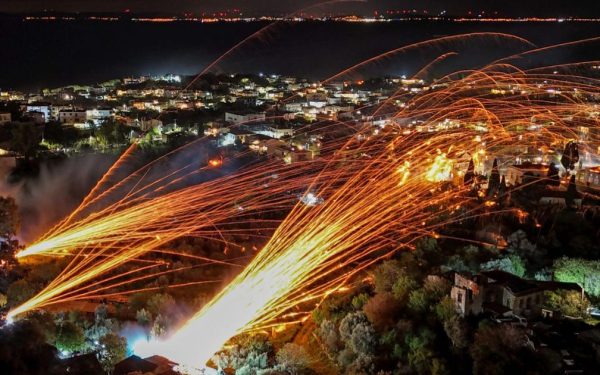 Biserici „rivale” din Grecia, război cu rachete în noaptea de Paște