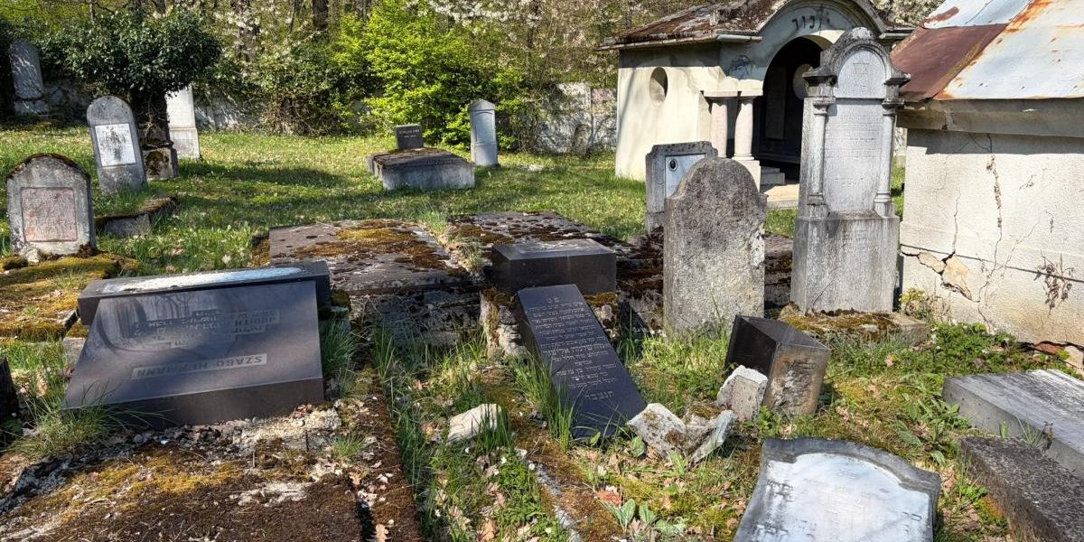 Vandalism la Reghin: Monumente funerare distruse în cimitirul evreiesc