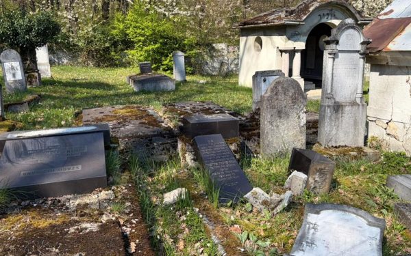 Vandalism la Reghin: Monumente funerare distruse în cimitirul evreiesc
